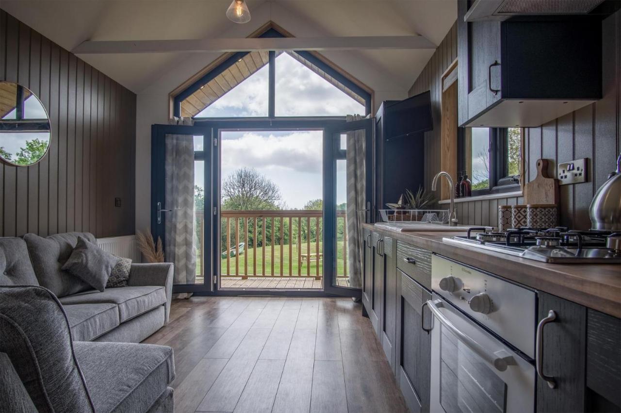 Cabin In The Woods - 1 Bedroom Lodge - Kilgetty Stepaside  Bagian luar foto