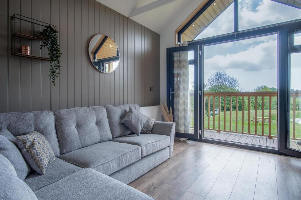 Cabin In The Woods - 1 Bedroom Lodge - Kilgetty Stepaside  Bagian luar foto