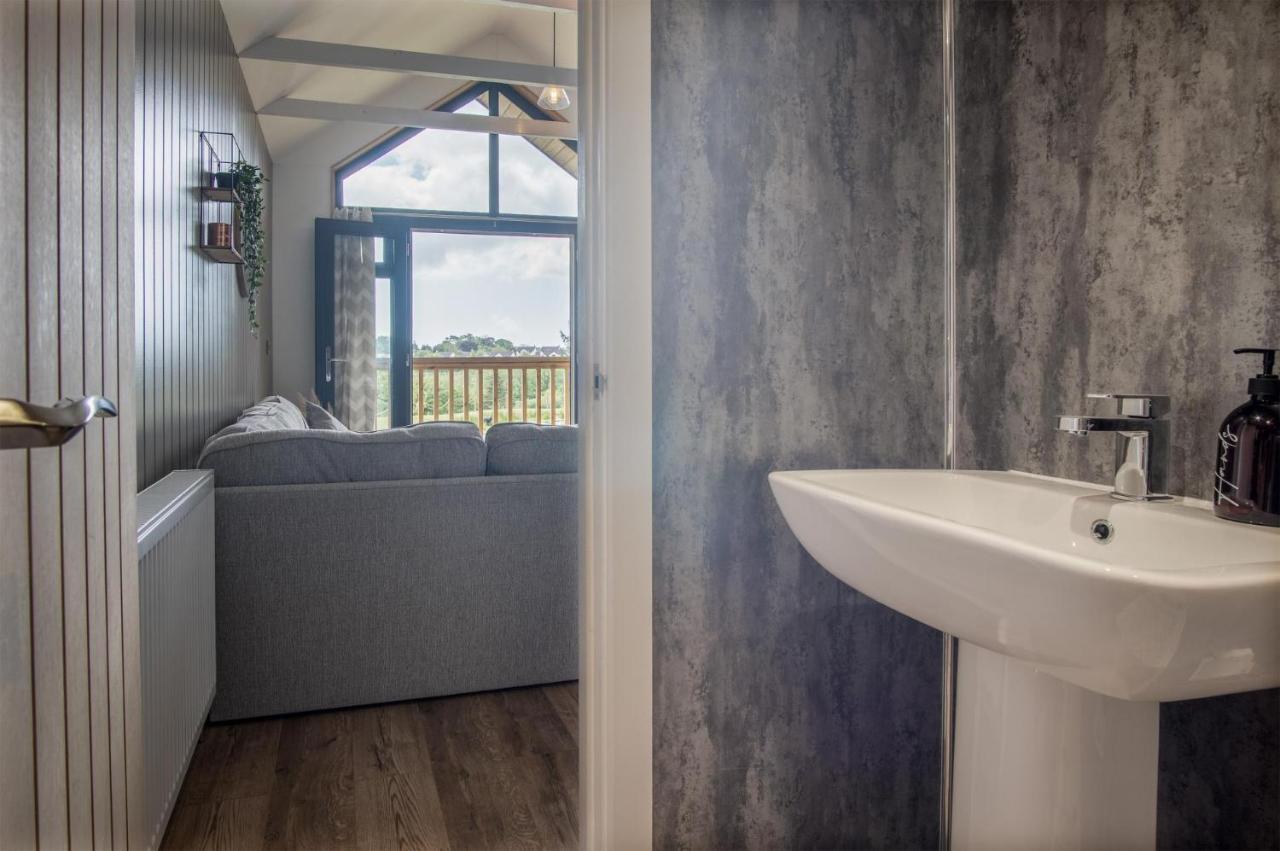 Cabin In The Woods - 1 Bedroom Lodge - Kilgetty Stepaside  Bagian luar foto