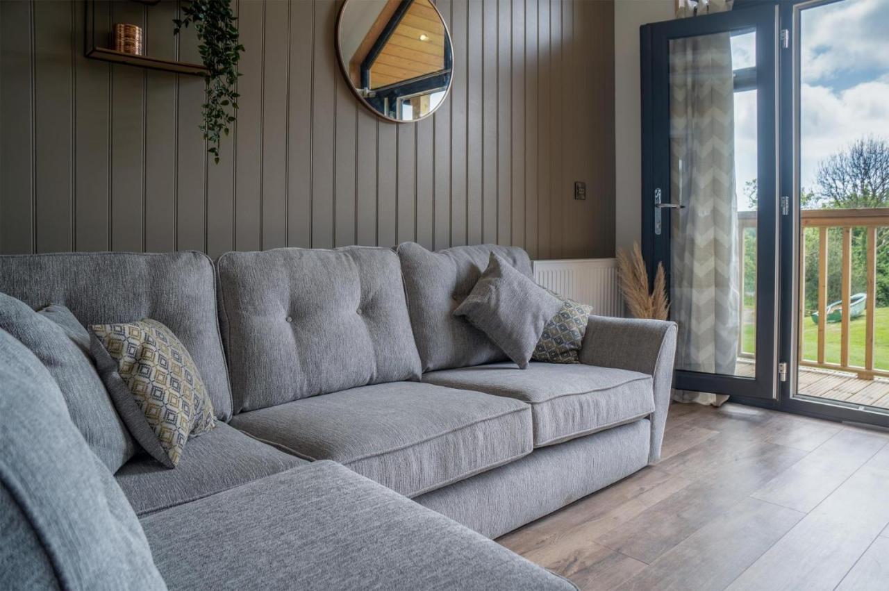 Cabin In The Woods - 1 Bedroom Lodge - Kilgetty Stepaside  Bagian luar foto